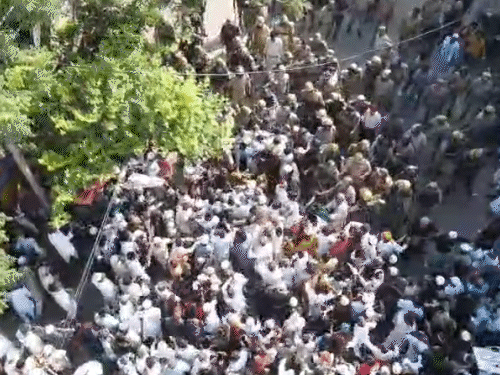 बरेली बवाल का ड्रोन VIDEO:भीड़ को पुलिस ने रोकने की कोशिश की तो बेकाबू हुए लोग, पुलिस ने लाठीचार्ज किया
