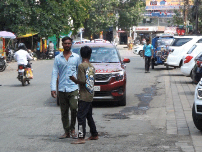रोड पर लेफ्ट साइड पैदल चलना गलत:जबलपुर के एक्टिविस्ट की SC में याचिका, पिछले 100 साल से गलत चल रहे देश के लोग