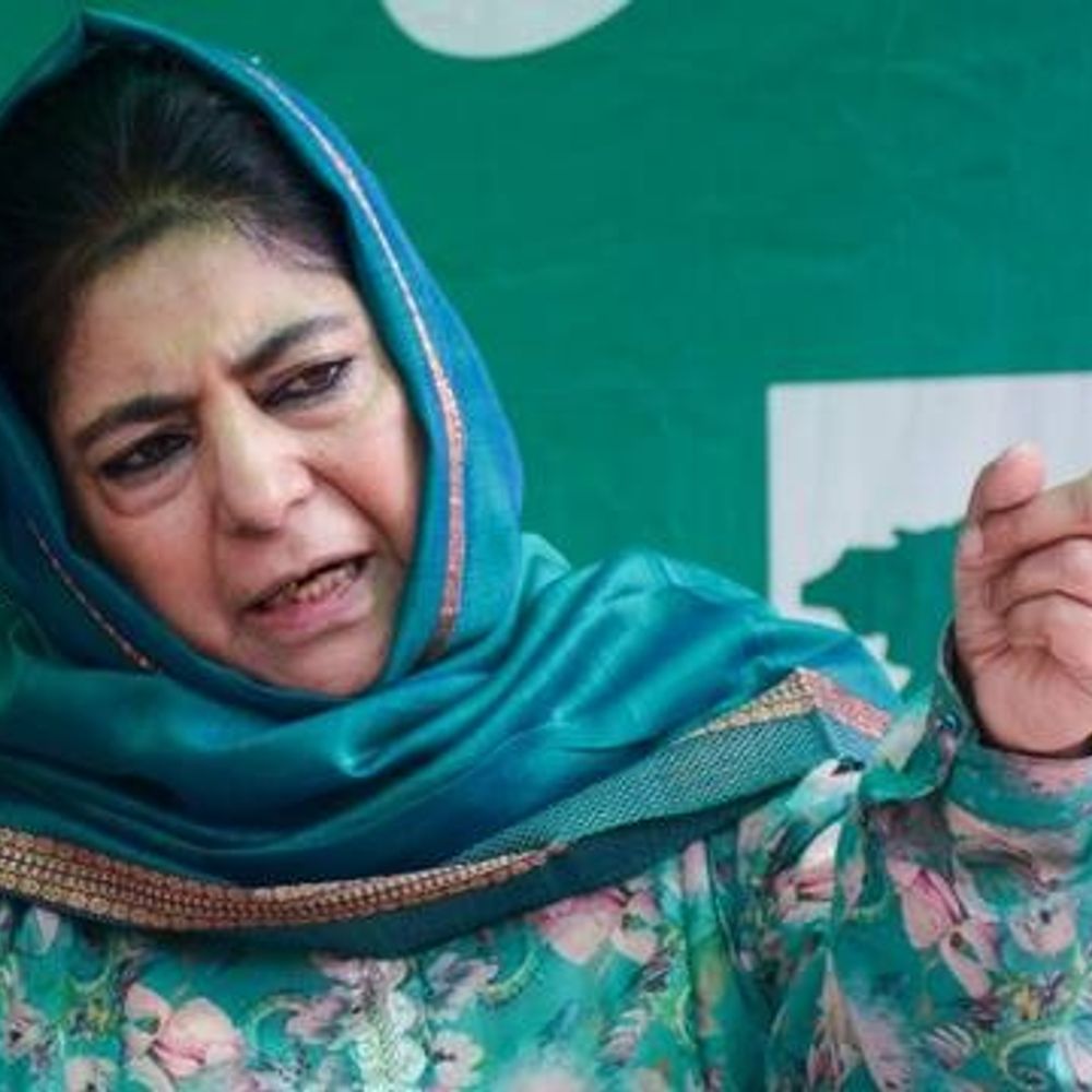 महबूबा बोलीं- भाजपा कश्मीरियों को बंदूक का डर दिखा रही:कहा- लोगों को जबरन राष्ट्रगान के लिए खड़ा किया जा रहा; 15 युवक पुलिस हिरासत में हैं