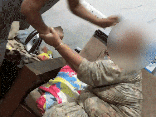 गुरदासपुर में बहू ने की बूढ़ी सास की पिटाई:बाल पकड़कर झिंझोड़ा, सोफे पर पटका, स्टील का गिलास-थप्पड़ मारे; पोता खड़ा VIDEO बनाता रहा