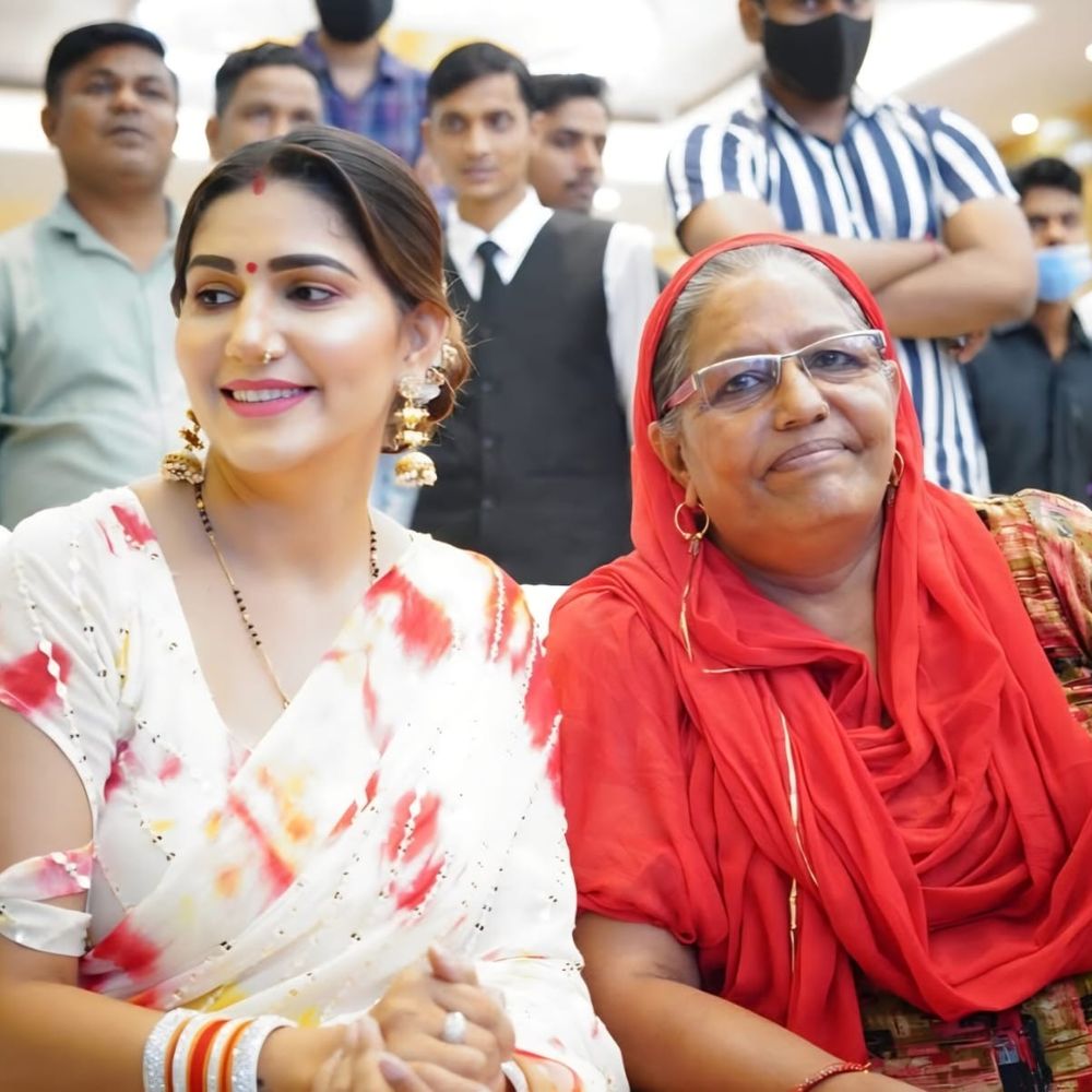 हरियाणवी डांसर सपना चौधरी की मां का निधन:लीवर की बीमारी से पीड़ित थीं, दिल्ली में किया गया अंतिम संस्कार