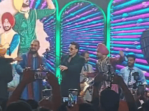 लुधियाना में बहन के शगुन में युवराज संग नाचे अभिषेक:स्टार क्रिकेटर ने 'केहंदे शेर मारना' गाने पर डांस किया; परसों अमृतसर में शादी