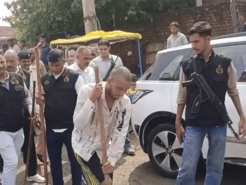 फरीदाबाद में बदमाशों का सिर मुंडवा बीच बाजार घुमाया:एक बैशाखी तो दूसरा व्हीलचेयर पर; जहां दहशत फैलाई, वहीं कराई परेड