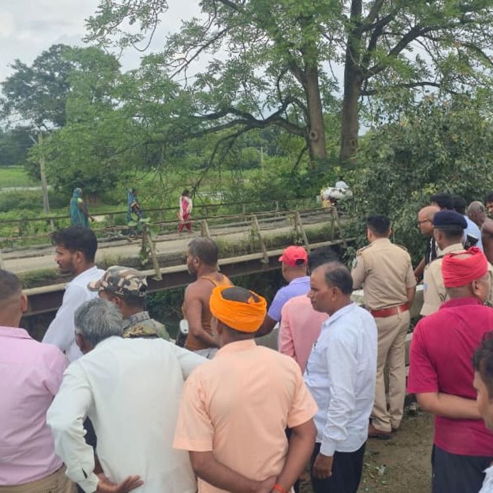 चतरा के बक्शा नदी में बहा युवक:  विजयदशमी पर स्पिलवे पार करते समय हादसा, गोताखोरों की टीम तलाश में जुटी – Chatra News