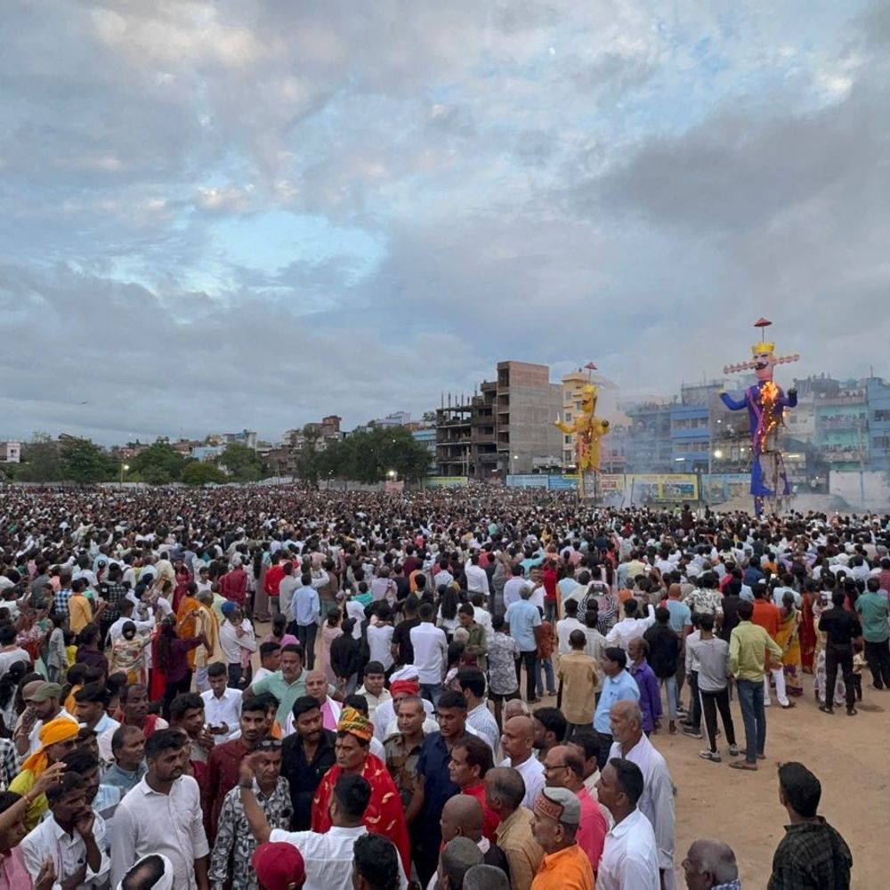 नवादा में दशहरा धूमधाम से मनाया गया:डॉ. अनुज कुमार ने किया रावण वध का उद्घाटन, हजारों की भीड़ जुटी