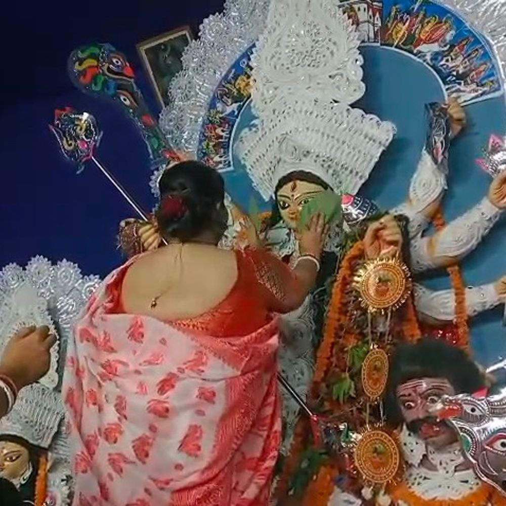 बंगाली महिलाओं ने खेली सिंदूर होली:माता की विदाई पर अखंड सौभाग्य की कामना, पटना के बंगाली अखाड़ा में जुटी श्रद्धालु