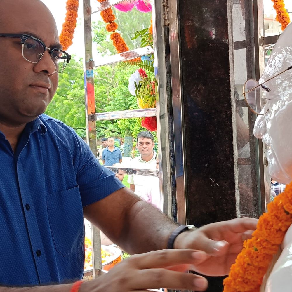 सिवान में गांधी जयंती पर श्रद्धांजलि समारोह:DM - SP ने अर्पित किए श्रद्धासुमन,MP बोलीं-बापू का जीवन दर्शन दुनिया के लिए उदाहरण
