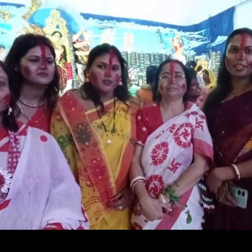 विजयादशमी पर महिलाओं ने खेला सिंदूर:  पाकुड़ में सुहागिनों ने की पति की लंबी उम्र की कामना – Pakur News