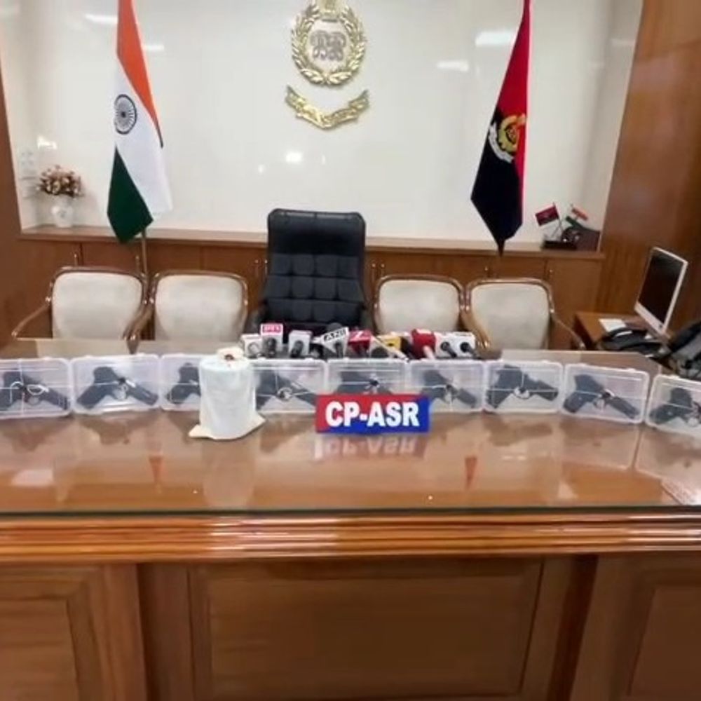 अमृतसर पुलिस ने हथियार और नशे की खेप पकड़ी:  7 विदेशी सहित 12 पिस्तौल और 1.5 किलो हेरोइन, नाबालिग व पांच आरोपी गिरफ्तार – Amritsar News