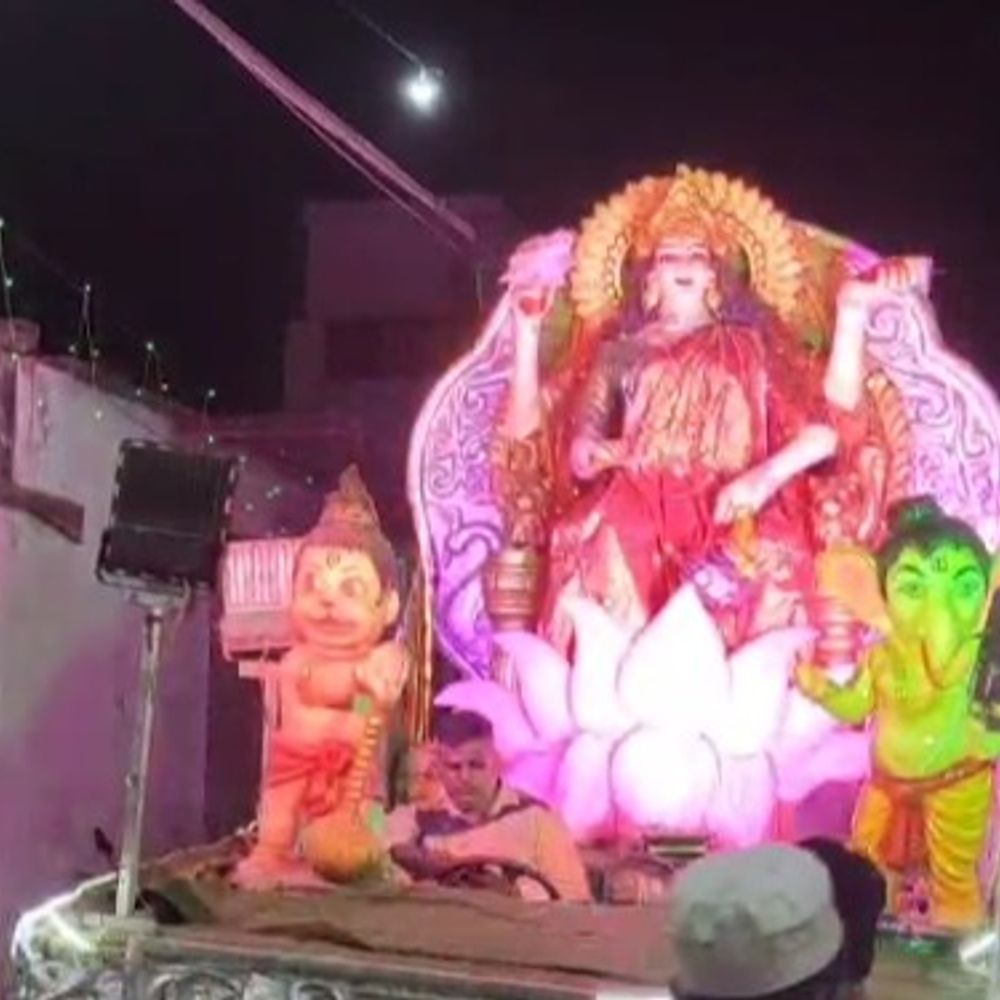 आगरा में निकली देवी शशिबाला की शोभायात्रा:31 भक्तिमय झांकियां बनी आकर्षण का केंद्र