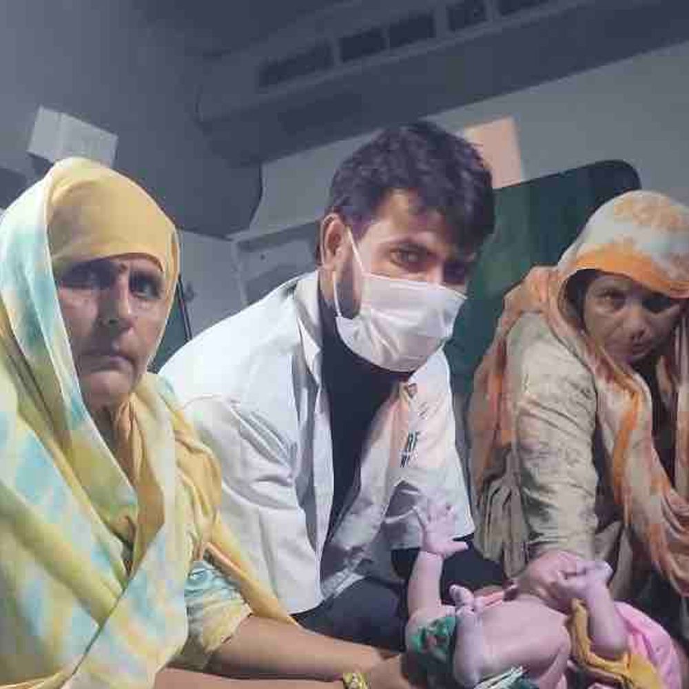 बुलंदशहर में एंबुलेंस में महिला का प्रसव:अस्पताल ले जाते समय हुई डिलीवरी, जच्चा-बच्चा स्वस्थ