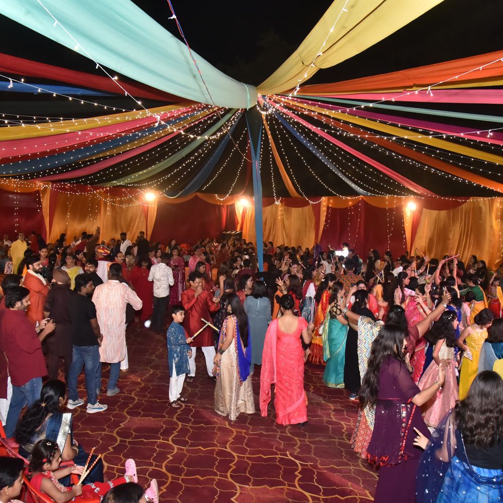 लखनऊ में डांडिया नवरात्रि रास उत्सव:विधायक राजेश्वर सिंह और मेयर सुषमा खर्कवाल ने की शिरकत