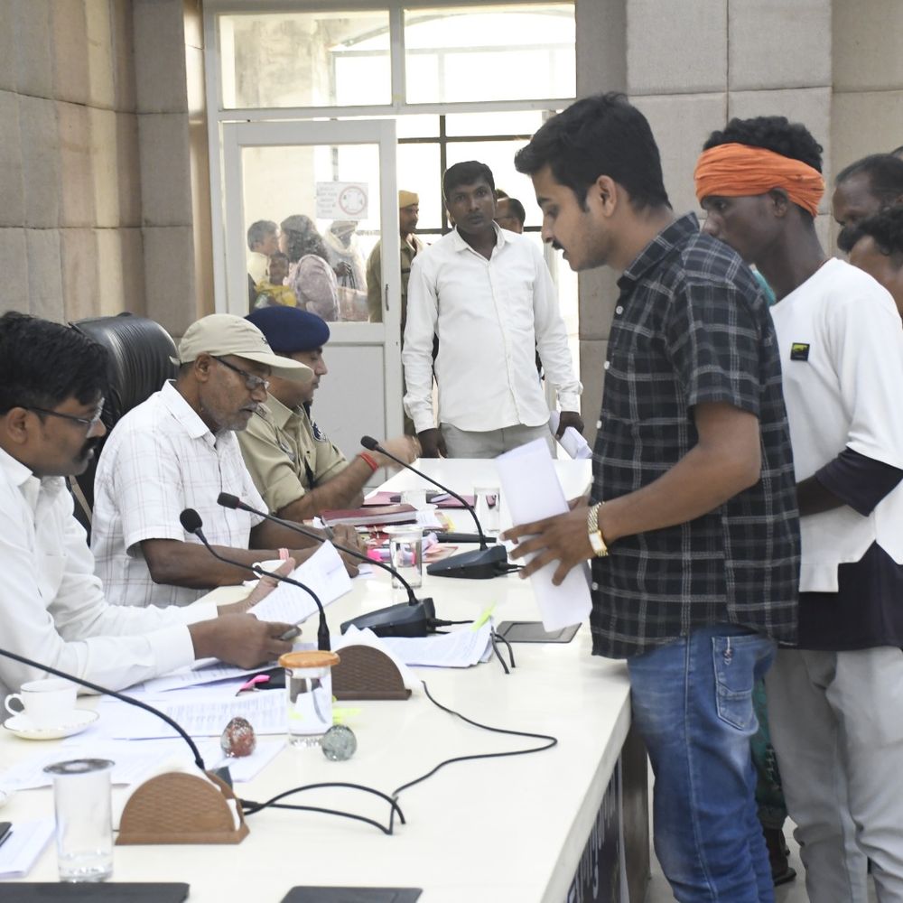 जनदर्शन में कलेक्टर ने लोगों की समस्याएं सुनीं