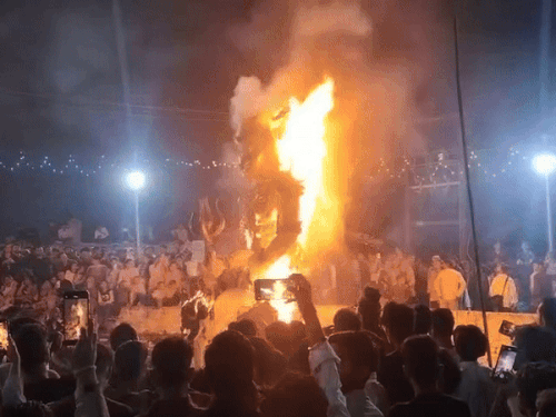 अल्मोड़ा में पुतला दहन के दौरान झड़प:देहरादून में बारिश के कारण आधा जला रावण, बागेश्वर में शुंभ-निशुंभ जले