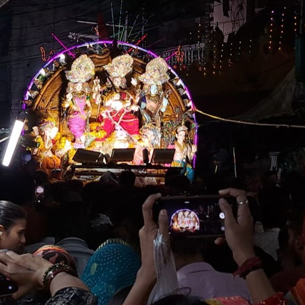 कंधों पर सवार होकर विसर्जन पर निकली कांधे वाली काली:चल माई, चल माई के जयकारों से गूंजा शहर, तीनबत्ती पर उमड़ा भक्तों का जनसैलाब