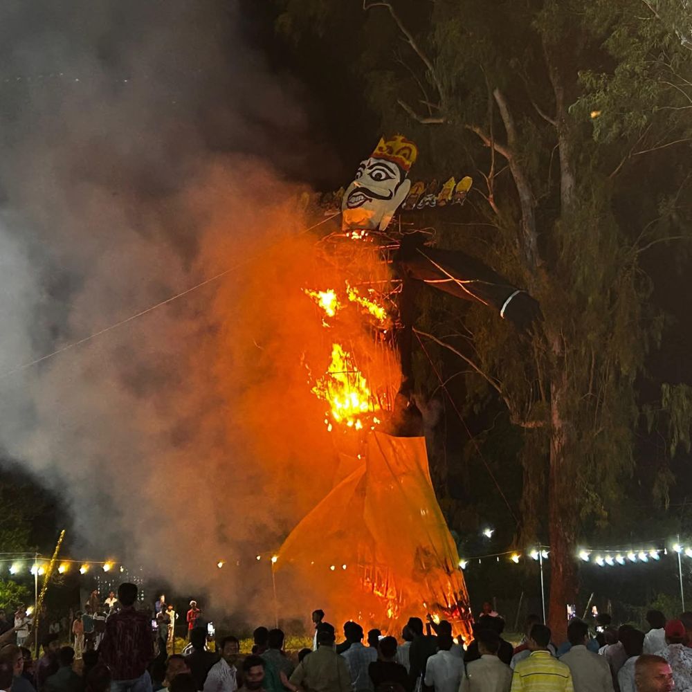 मऊगंज में विजयादशमी पर अग्निबाण से जलाया रावण पुतला:आतिशबाजी और जय श्रीराम के नारे से गूंजा दशहरा मैदान; हजारों लोग रहे मौजूद