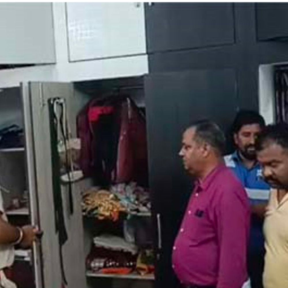 गढ़ी हाउसिंग बोर्ड में 2 लाख नकद, चांदी चोरी:खिड़की से घुसे चोर, अलमारी तोड़कर वारदात को दिया अंजाम