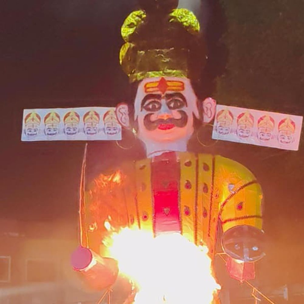 विदिशा में 35 फीट ऊंचे रावण का दहन:जैन कॉलेज मैदान में हजारों श्रद्धालुओं की मौजूदगी में हुई भव्य आतिशबाजी