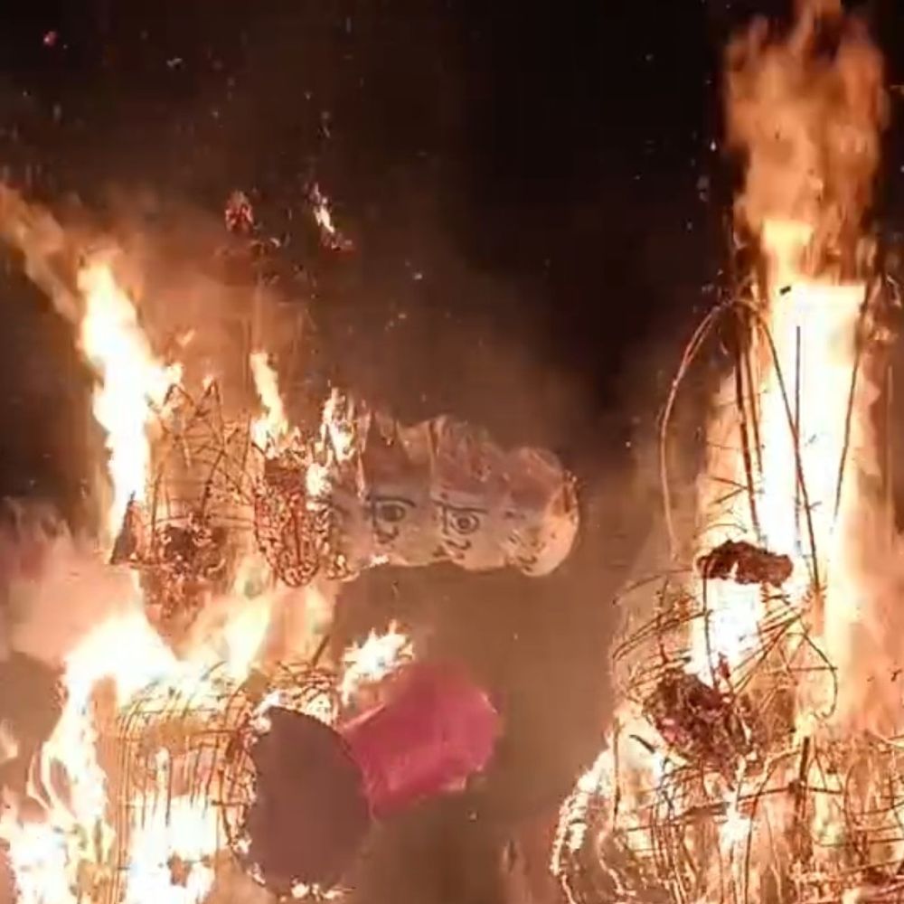 उमरिया में तीन जगहों पर हुआ रावण दहन:दुर्गा प्रतिमाओं की झांकियों ने किया नगर भ्रमण; पुलिस बल तैनात रहे