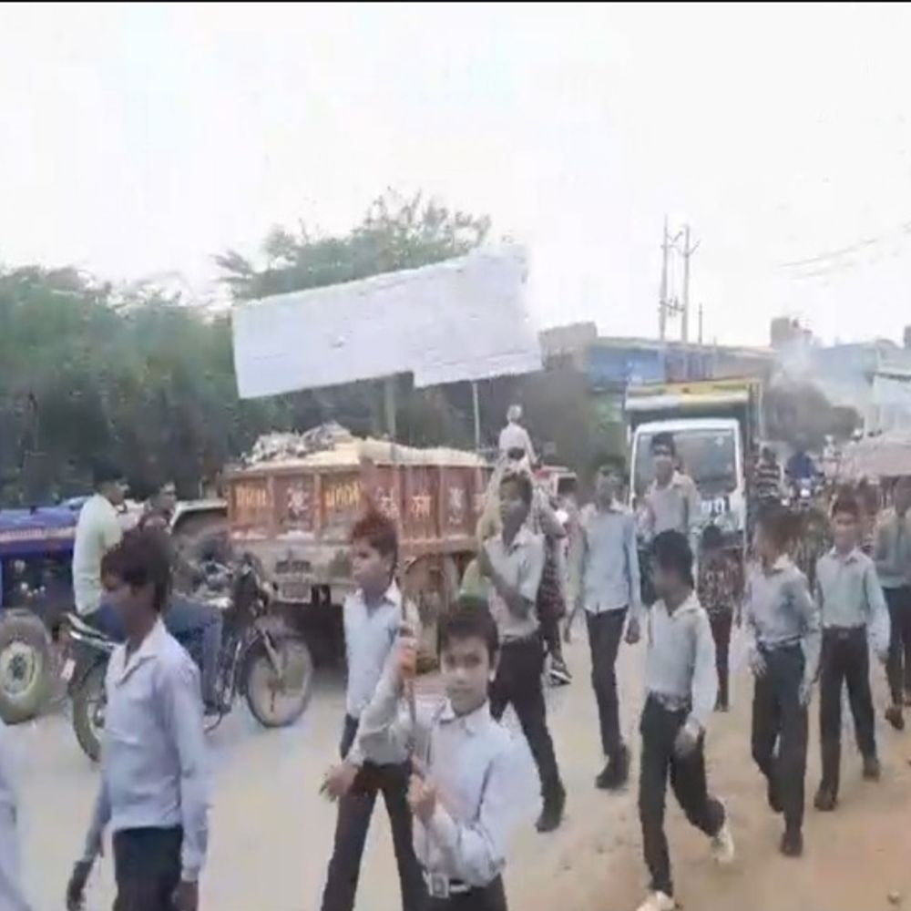 'स्वदेशी अपनाओ, देश बचाओ' का दिया संदेश:स्वदेशी सप्ताह समापन पर स्कूली बच्चों ने निकाली जागरूकता रैली