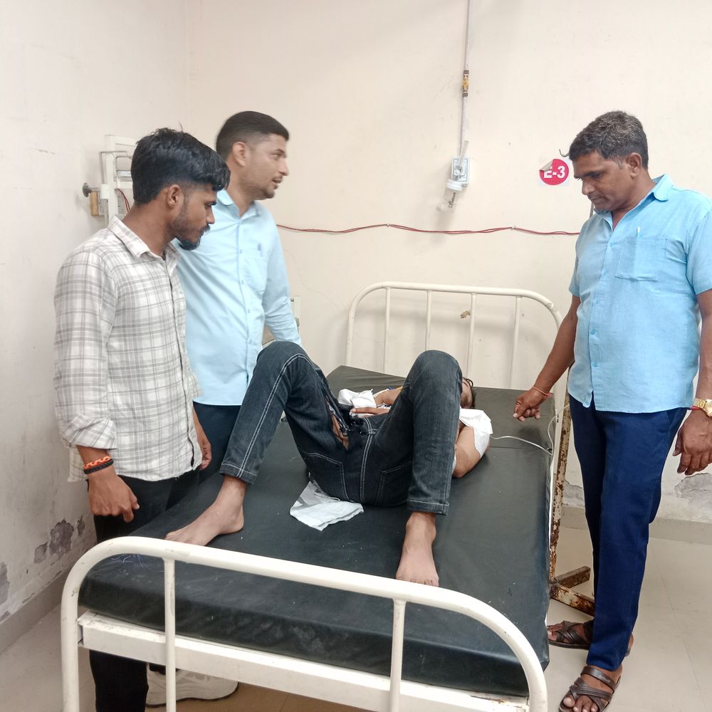 कार-बाइक की टक्कर में दो युवक घायल:सालासर से लौटते समय फतेहपुर-रामगढ़ के बीच हुआ हादसा, आरोपी ड्राइवर फरार