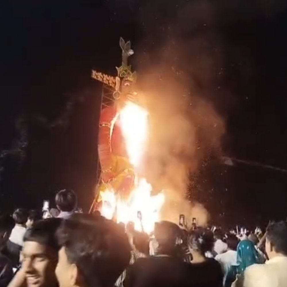 ऑपरेशन सिंदूर की थीम पर रावण दहन:देवास में 51 फीट का पुतला 40 सेकंड में खाक, विजयादशमी पर शहर में कई स्थानों पर हुआ दहन