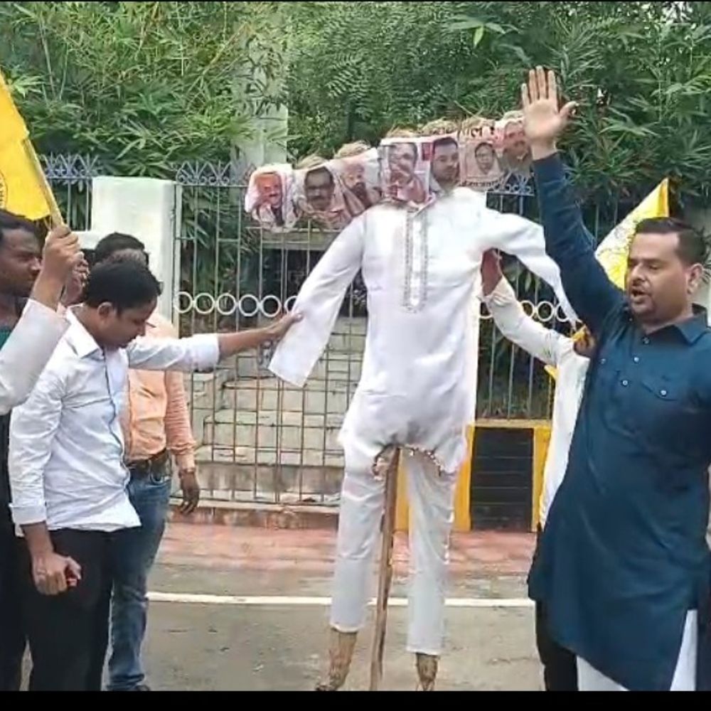 जहानाबाद में जन सुराज पार्टी ने मंत्रियों का पुतला जलाया:भ्रष्टाचार के आरोपों पर कार्रवाई न होने से नाराजगी, मंत्रियों को बर्खास्त करने की मांग