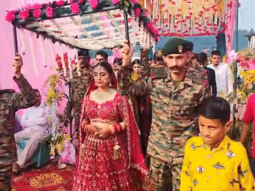 शहीद की बहन की शादी में अरुणाचल से पहुंचे जवान:दुल्हन को भाई की कमी नहीं होने दी महसूस; 3 लाख रुपए शगुन दिया