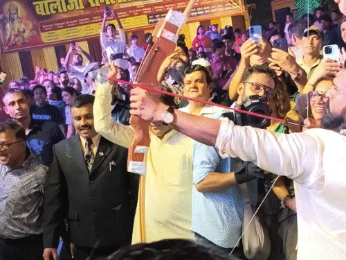 एक्टर राम चरण ने दिखाई तीरंदाजी की स्किल्स:दशहरा के कार्यक्रम में रावण के पुतले पर चलाए तीर, पत्नी उपासना ने शेयर किया वीडियो