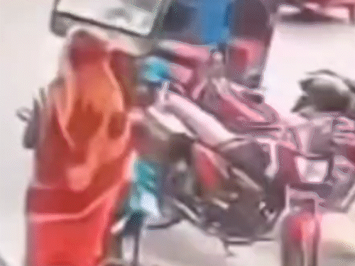 बच्चे ने मां को 11 हजार वोल्ट तार से बचाया:किशनगंज में CCTV में कैद हुई घटना, 3 साल के मासूम की सूझबूझ से टला हादसा