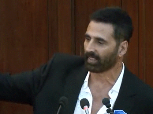 अक्षय कुमार की बेटी से न्यूड तस्वीरें मांगी गई थी:ऑनलाइन गेम खेलते वक्त मैसेज आया था, एक्टर ने महाराष्ट्र सीएम की मौजूदगी में बताई घटना