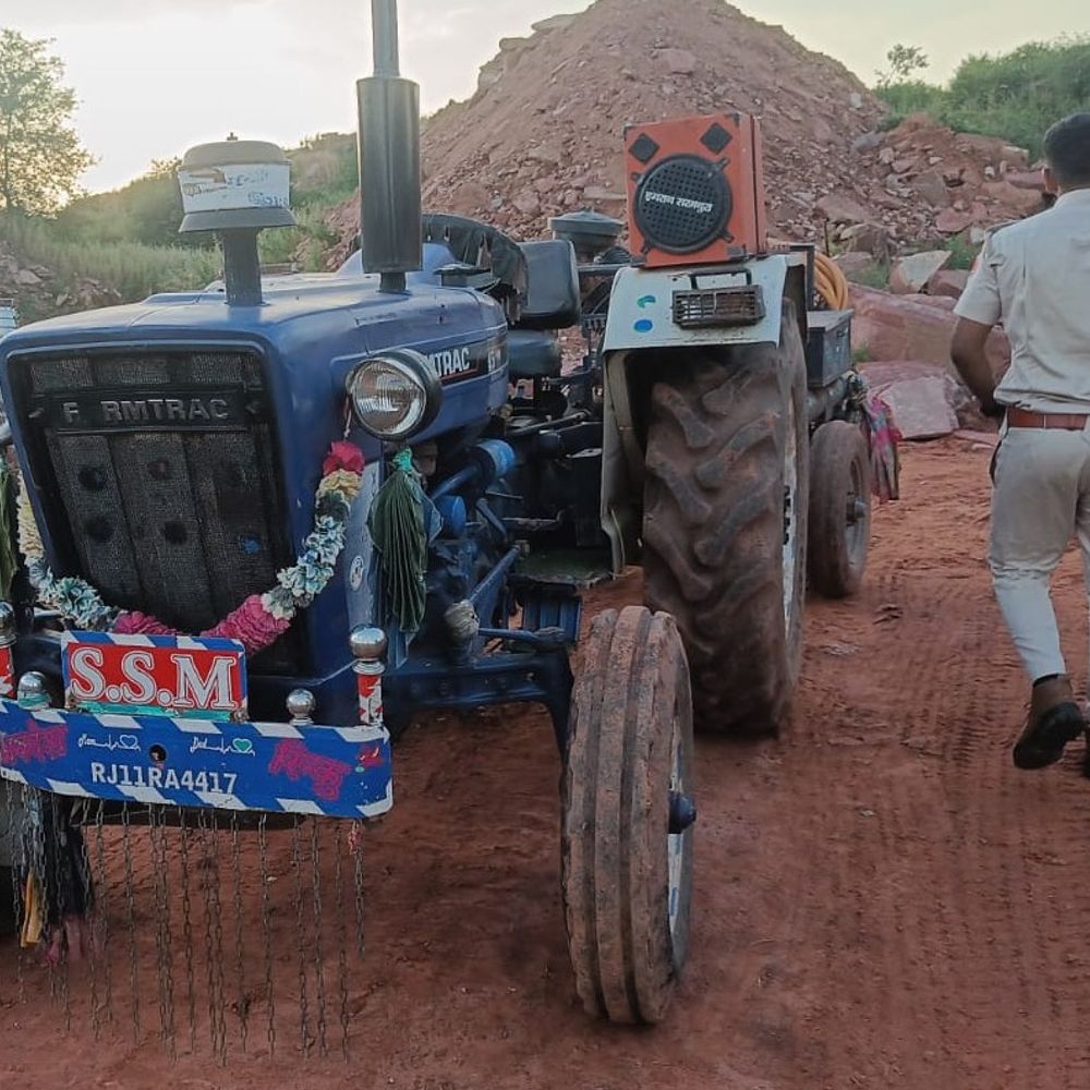 धौलपुर में खुर्दिया वनखंड में अवैध खनन पर कार्रवाई जारी:तीसरे दिन सरमथुरा रेंज से एक ट्रैक्टर कंप्रेसर जब्त, कुल तीन वाहन पकड़े