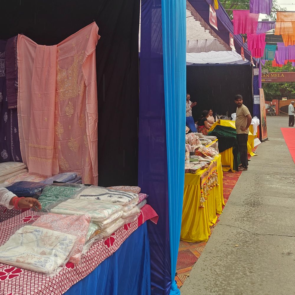 फिक्की फ्लो ने गांधी जयंती पर कारीगर मेला लगाया:लखनऊ में पारंपरिक कलाओं और उत्पादों का प्रदर्शन