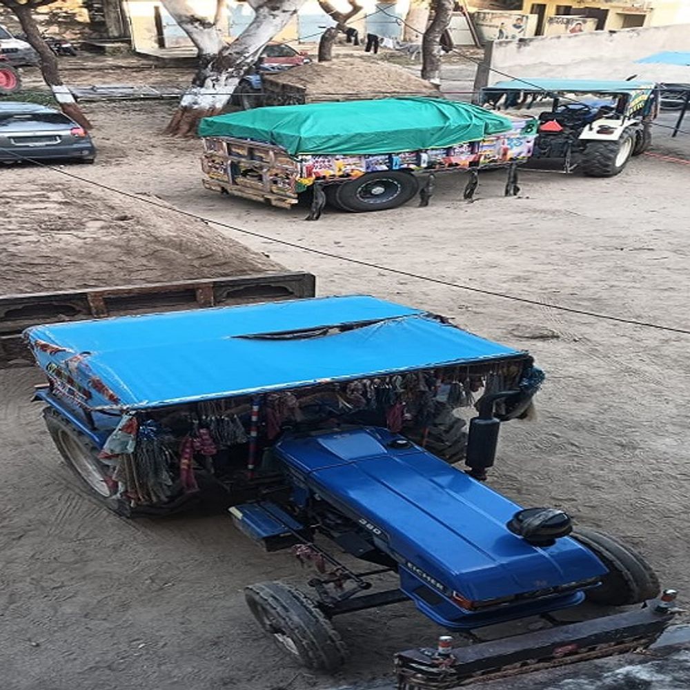 अवैध बजरी से भरे 3 ट्रैक्टर जब्त:बजरी के अवैध स्टॉक के खिलाफ अभियान, 3 ड्राइवर गिरफ्तार