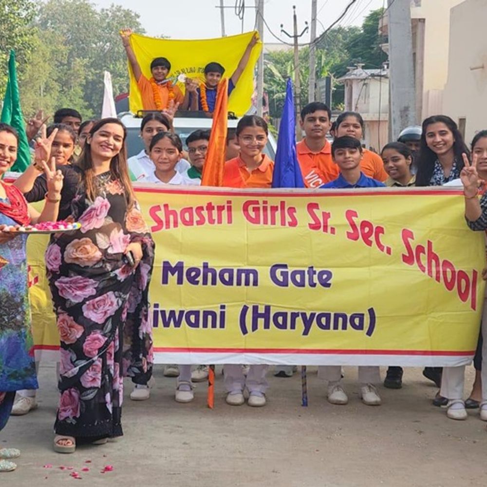 राष्ट्रीय जूडो चैंपियनशिप में 3 छात्राओं ने जीते मेडल:राजस्थान से भिवानी पहुंची, खुली जीप में निकाली विजयी परेड
