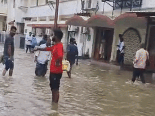 काशी में दूसरी बार 125 साल का टूटा रिकॉर्ड:24 घंटे में 140 मिमी हुई बारिश, BHU अस्पताल हुआ जलमग्न