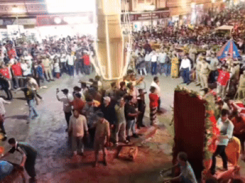 मुस्लिम इलाके से निकली मां जगदम्बा की प्रतिमा, PHOTO:5 थानों की पुलिस रही तैनात, ड्रोन से हुई निगरानी