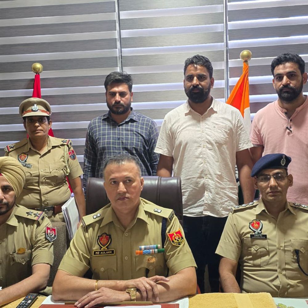 मानसा पुलिस ने फॉर्च्यूनर में पकड़ी नशे की बड़ी खेप:  1 लाख सिग्नेचर कैप्सूल, 1000 नशीली गोलियां और ड्रग मनी बरामद, दो तस्कर गिरफ्तार – Mansa News
