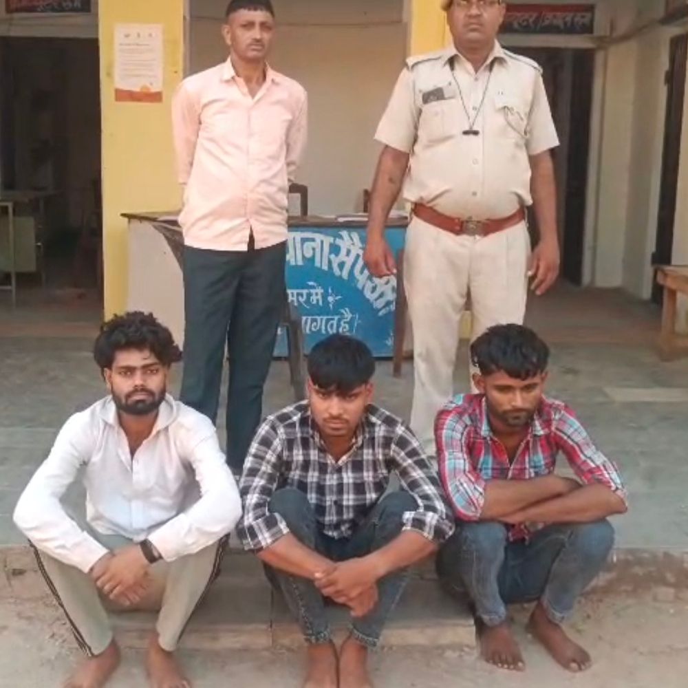 सरकारी स्कूलों में चोरी के 3 आरोपी गिरफ्तार, माल बरामद:धौलपुर पुलिस ने उमरारा सहित अन्य स्कूलों में चोरी का खुलासा किया