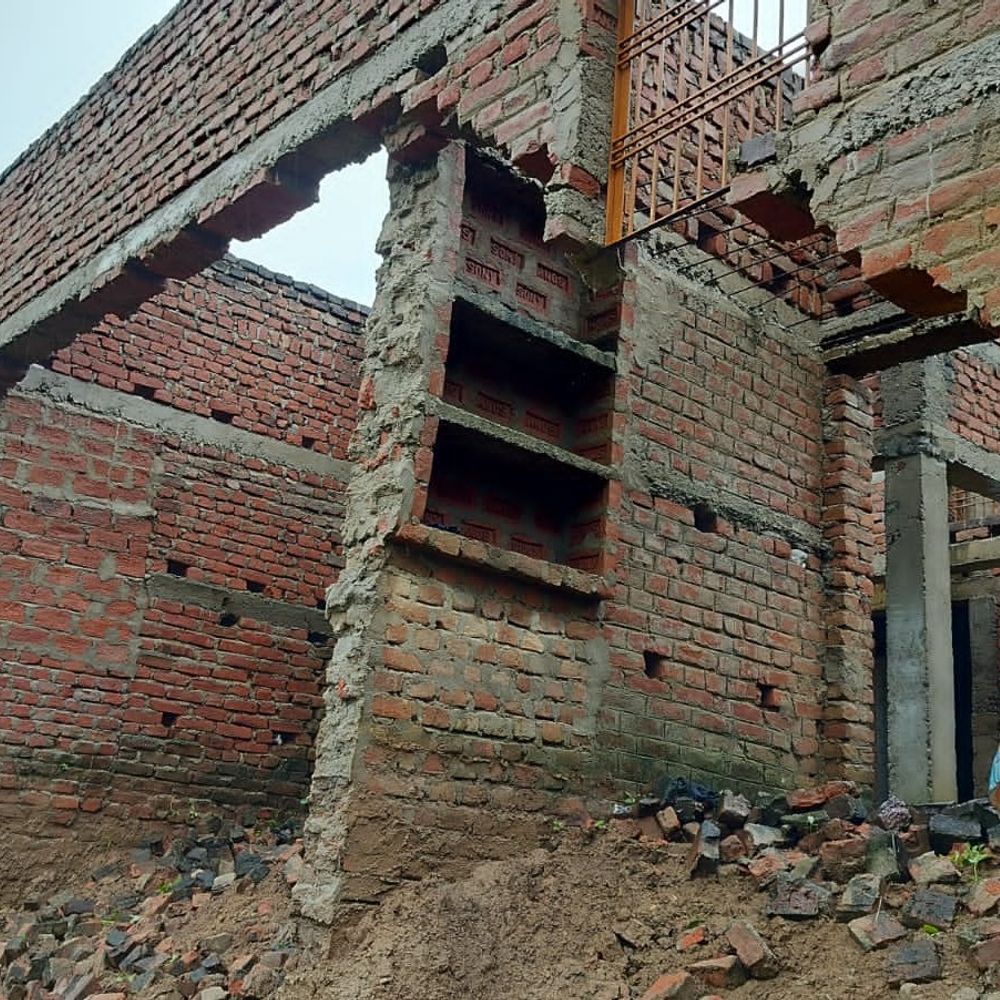 बक्सर के केसठ में बिजली गिरने से तबाही:मकान ढहे,क्विंटलों अनाज बरबाद,मुखिया और BDO ने किया निरीक्षण,लाखों का नुकसान
