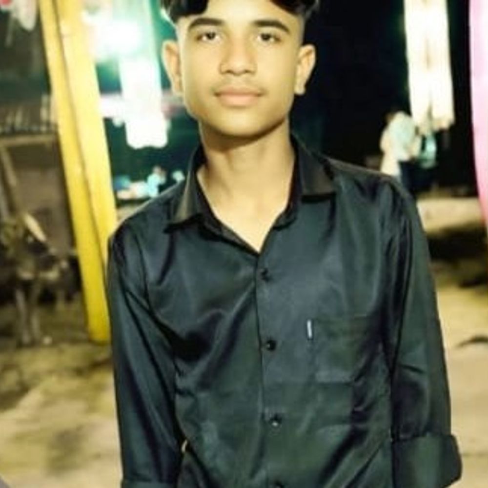 कुशीनगर में पेड़ गिरने से किशोर की मौत:तेज हवा-बारिश में हुआ हादसा, तीन लोग घायल