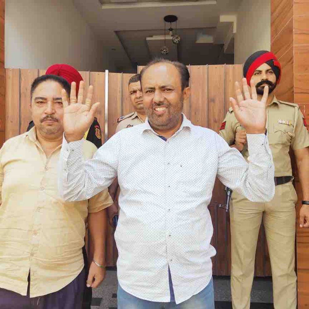 जलंधर में शिवसेना प्रमुख घर में नजरबंद:  मारपीट के मामले में डीजीपी को ज्ञापन देने जा रहे थे, उत्पीड़न का आरोप – Ropar (Rupnagar) News