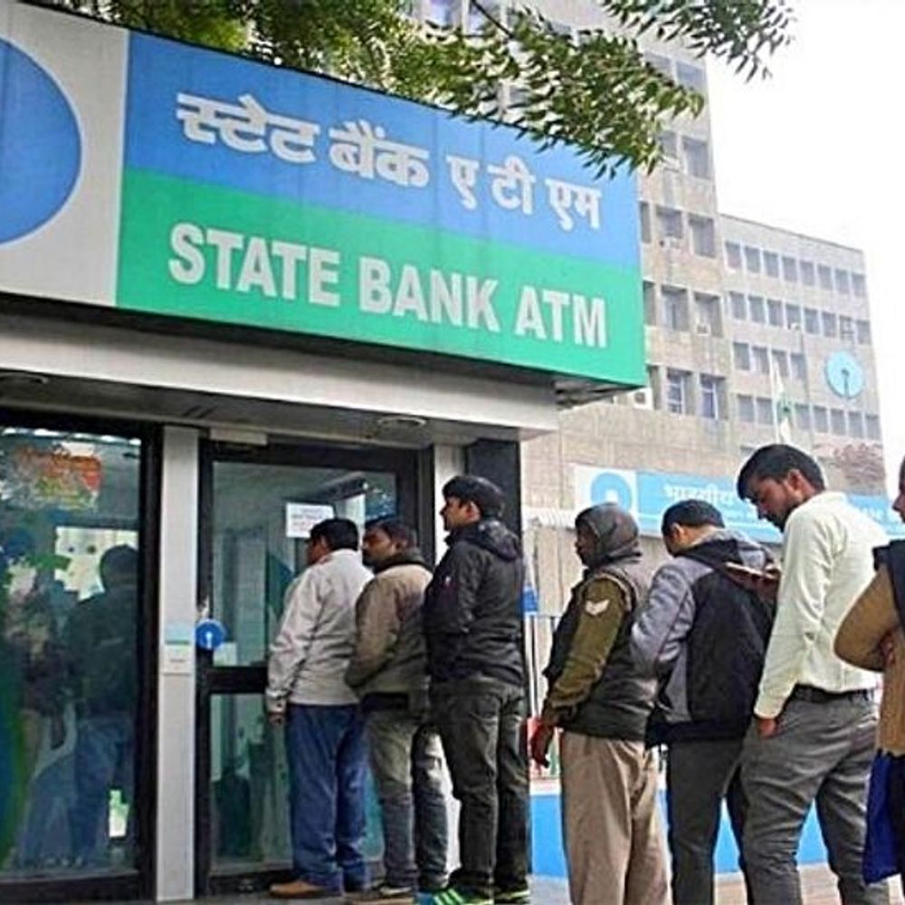 बैंक छोटे शहरों-ग्रामीण इलाकों में बढ़ा रहे ATM की संख्या:डिजिटल पेमेंट और बढ़ती लागत के चलते रणनीति बदली; अभी 1 लाख लोगों पर 15 एटीएम