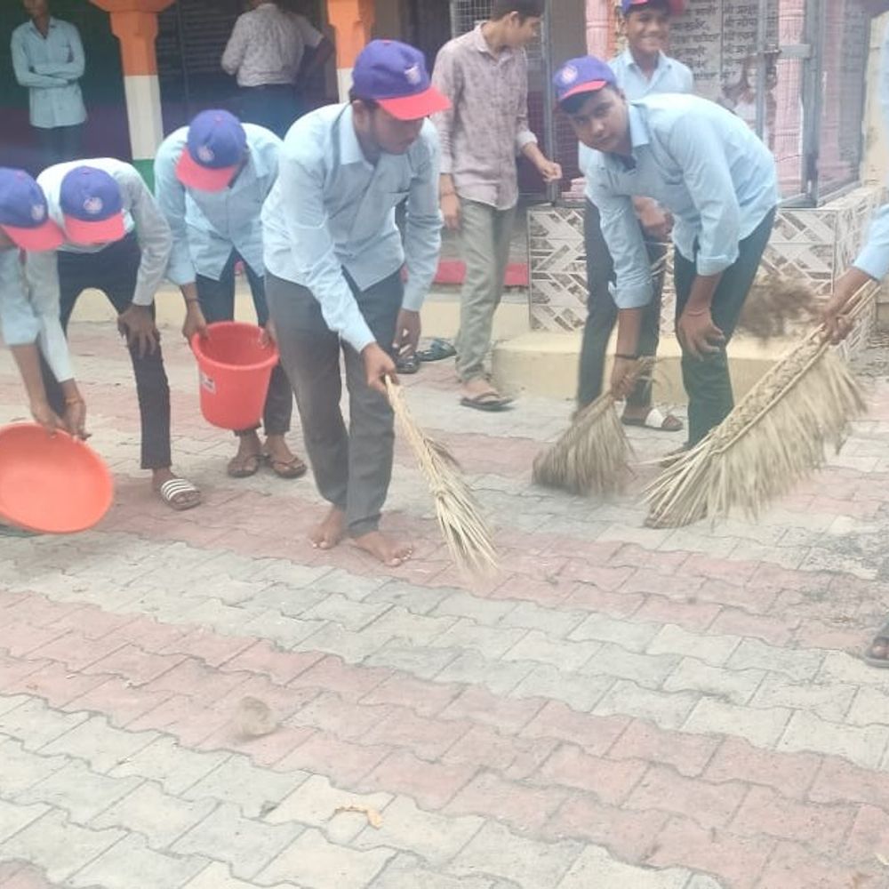 कड़ोदिया में एनएसएस का पहला एक दिवसीय शिविर:छात्रों ने की स्कूल परिसर की सफाई, नशे से दूर रहने की ली शपथ