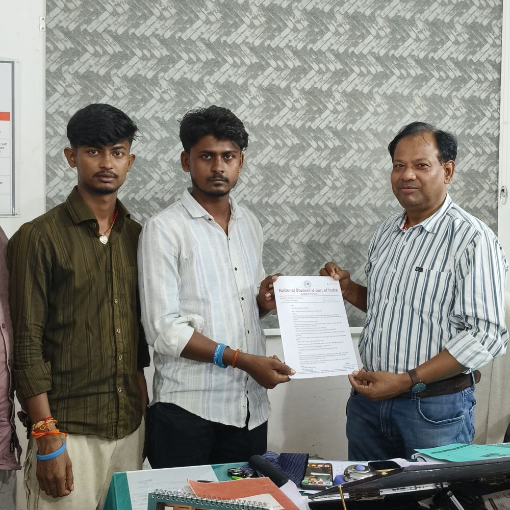 NSUI ने कल्याणपुर CHC प्रभारी को सौंपा ज्ञापन:सामुदायिक स्वास्थ्य केंद्र के अव्यवस्था और लापरवाही पर चिंता जताई, 9 बिंदुओं पर सुधार की मांग की