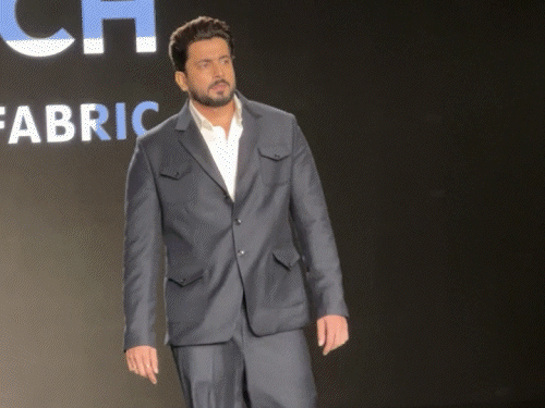 बॉम्बे फैशन वीक में सेलेब्स का जलवा:स्मृति ईरानी, सनी और दिव्यांका समेत कई स्टार्स ने किया रैंप वॉक, डांस करती नजर आईं मौनी रॉय