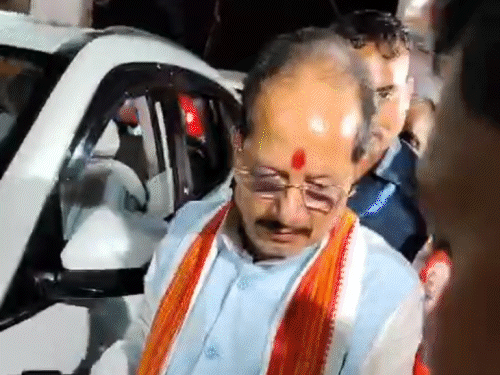 बीजेपी चुनाव प्रभारी के पहुंचते ही बायोडाटा सौंपने की होड़:भाजपा ऑफिस के पास टिकट के लिए जुटे कार्यकर्ता, पार्टी ने बुलाई राज्य कार्य समिति की बैठक
