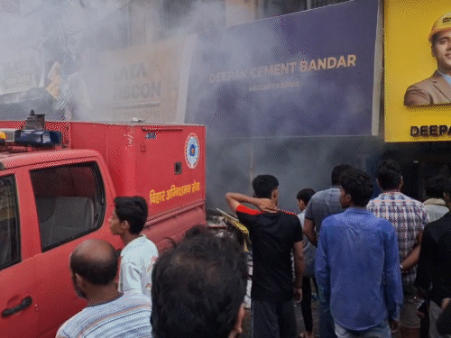 मुजफ्फरपुर के सीमेंट गोदाम में लगी भीषण आग:2 घंटे की मशक्कत के बाद पाया काबू, 2 लाख से अधिक के नुकसान की आशंका