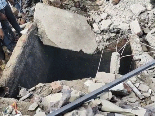 फर्रुखाबाद के कोचिंग सेंटर में भीषण विस्फोट, 2 की मौत:शवों के चीथड़े उड़े, बाइकें 50 मीटर दूर गिरीं; 5 छात्र गंभीर