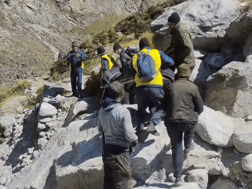 चमोली में टूरिस्ट की मौत, SDRF ने 5 को बचाया:8 KM पैदल चलकर शव पहुंचाया, पश्चिम बंगाल का रहने वाला